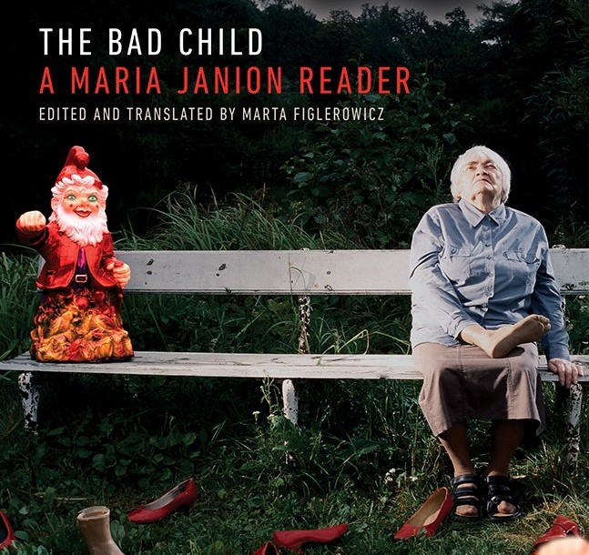 Fragment okładki publikacji: w parku na szarobiałej ławce siedzi starsza kobieta patrząca ku górze, obok stoi figura krasnala, wokół na trawie porozrzucane czerwone buty szpilki i fragmenty manekina